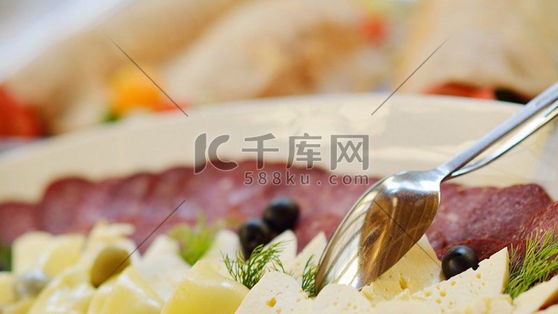 在选择厂家直销的食品时，首先要关注厂家的资质。以下是几个关键点：